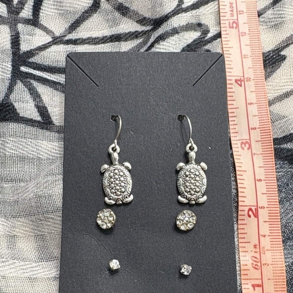 Jewelry - 🖤Chic Silver Turtle Earrings with Crystal Accents🖤